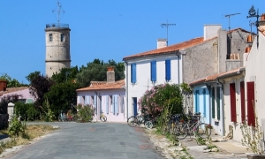 L île d'Aix -  une rue de ce village pittoresque et le sémaphore